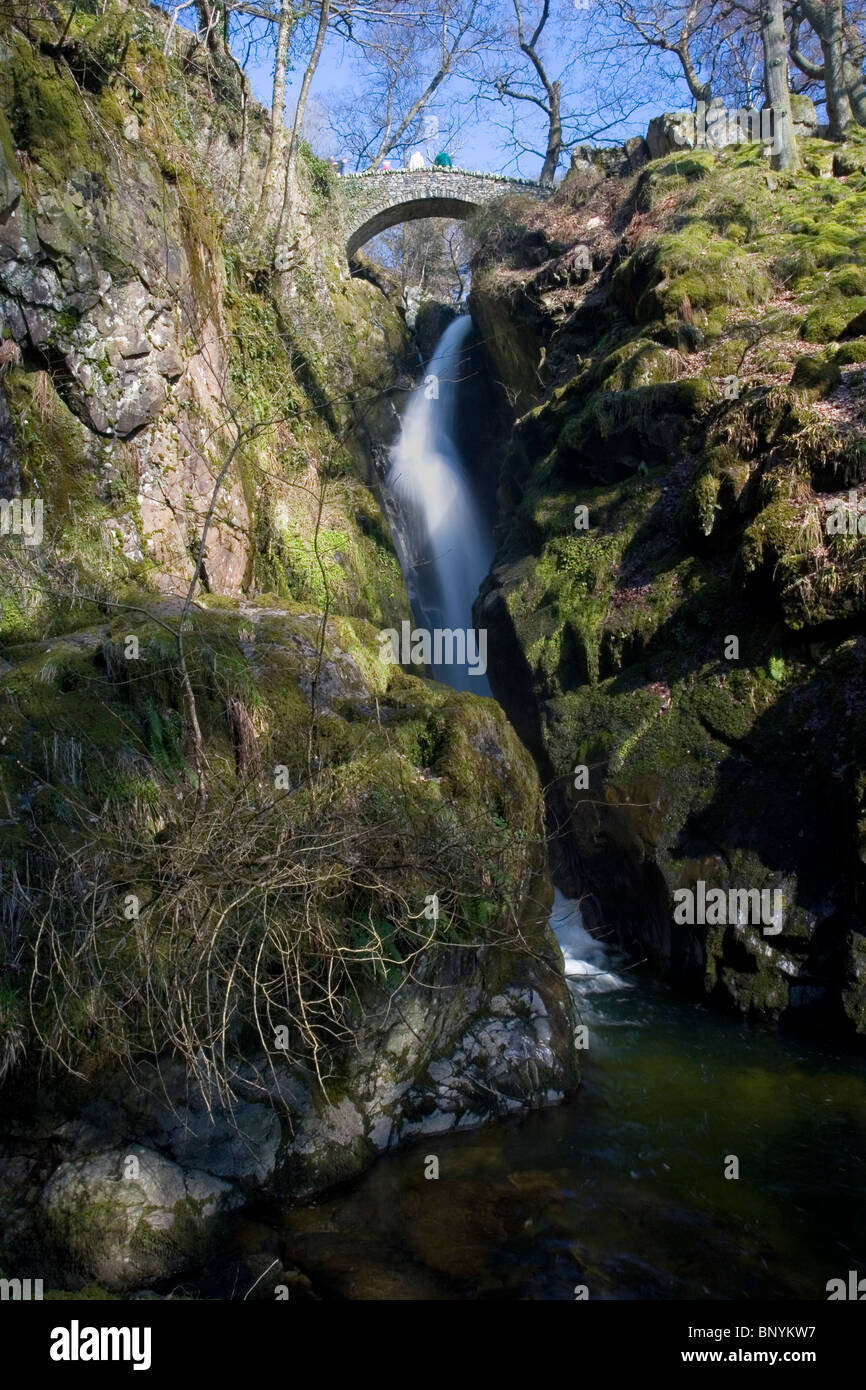 Alten Lastesel Brücke über Aira Force Wasserfall in der Nähe von Ullswater Seenplatte Cumbria UK Stockfoto