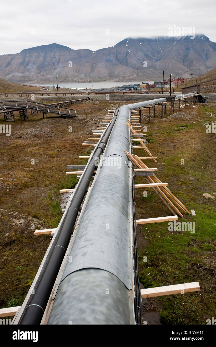Utility Rohre auf überdachten Podesten läuft über dem Boden in Longyearbyen, Svalbard, Norwegen. Foto: Jeff Gilbert Stockfoto