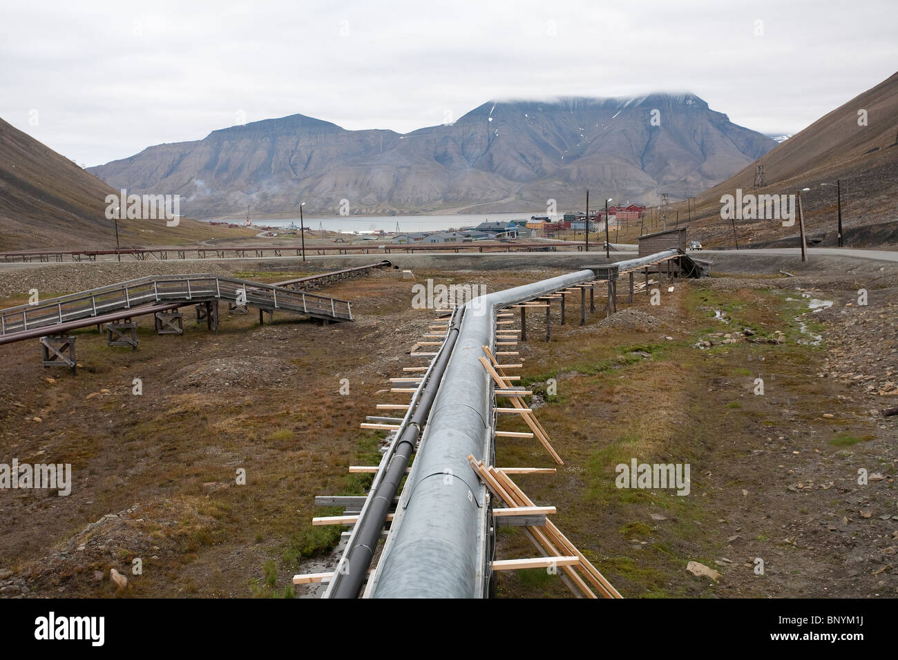 Utility Rohre auf überdachten Podesten läuft über dem Boden in Longyearbyen, Svalbard, Norwegen. Foto: Jeff Gilbert Stockfoto