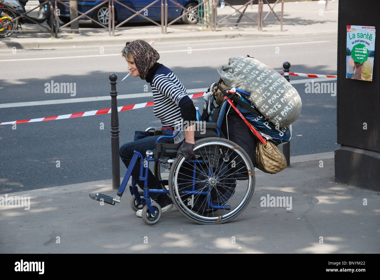 behinderte Frau in Boulevard Raspail, 6. Arr-Paris Frankreich Stockfoto