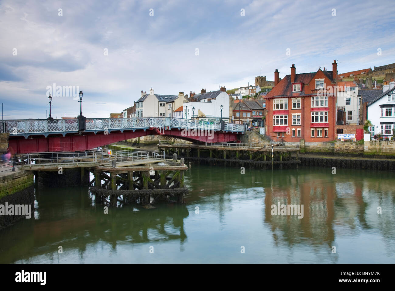 Die alte Drehbrücke über den Fluß Esk Aufteilung der Westseite und der "Altstadt" auf der Ostseite von Whitby, North Yorkshire UK Stockfoto