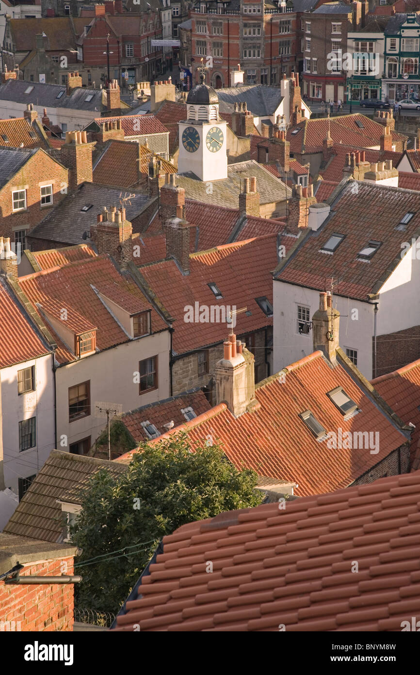 Blick über die roten Dachpfanne Dächer von "The Old Town" Whitby North Yorkshire UK Stockfoto