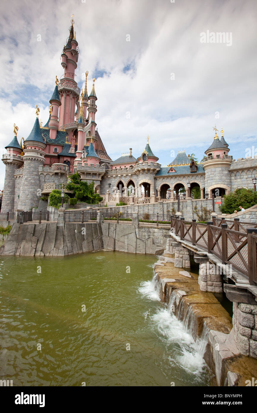 Brücke über einem Wasserbecken führenden Cinderella Castle im Disneyland in Paris, Frankreich. Stockfoto