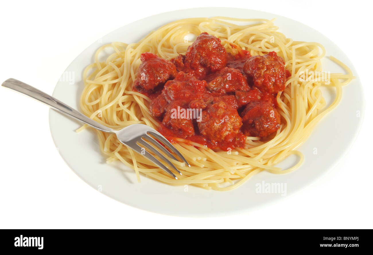 Italienische Fleischbällchen in Tomatensauce mit gekochten Spaghetti serviert. Stockfoto