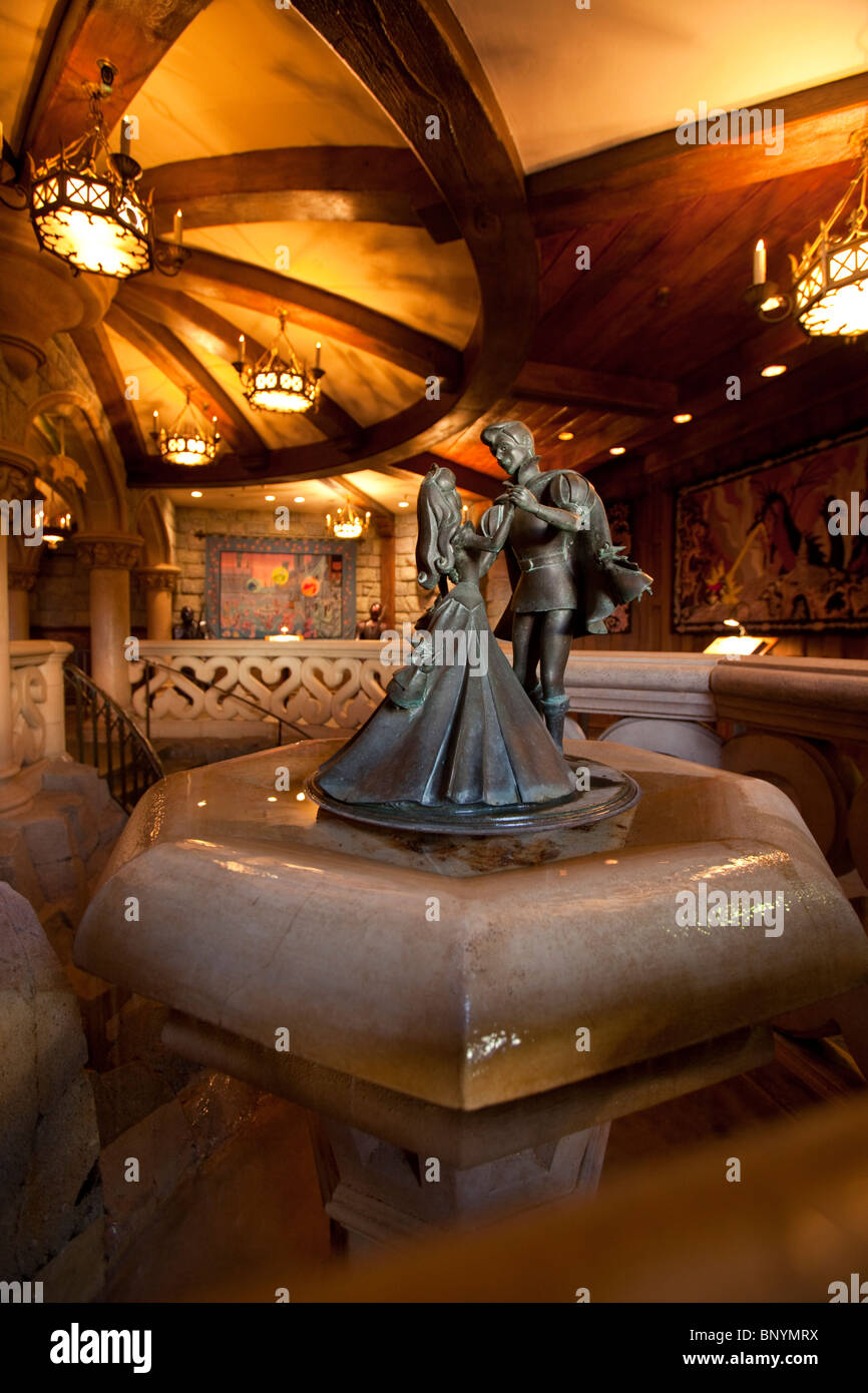 Statue von Cinderella tanzt mit ihrem Traumprinzen in einem der Zimmer ihres Schlosses bei Euro Disney, Disneyland, Paris. Stockfoto