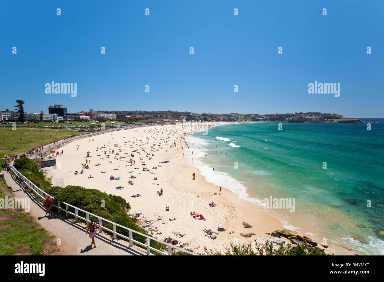 Bondi Beach mit Sommer Massen Punktierung der breiten Sandbucht. Sydney, New South Wales, Australien Stockfoto