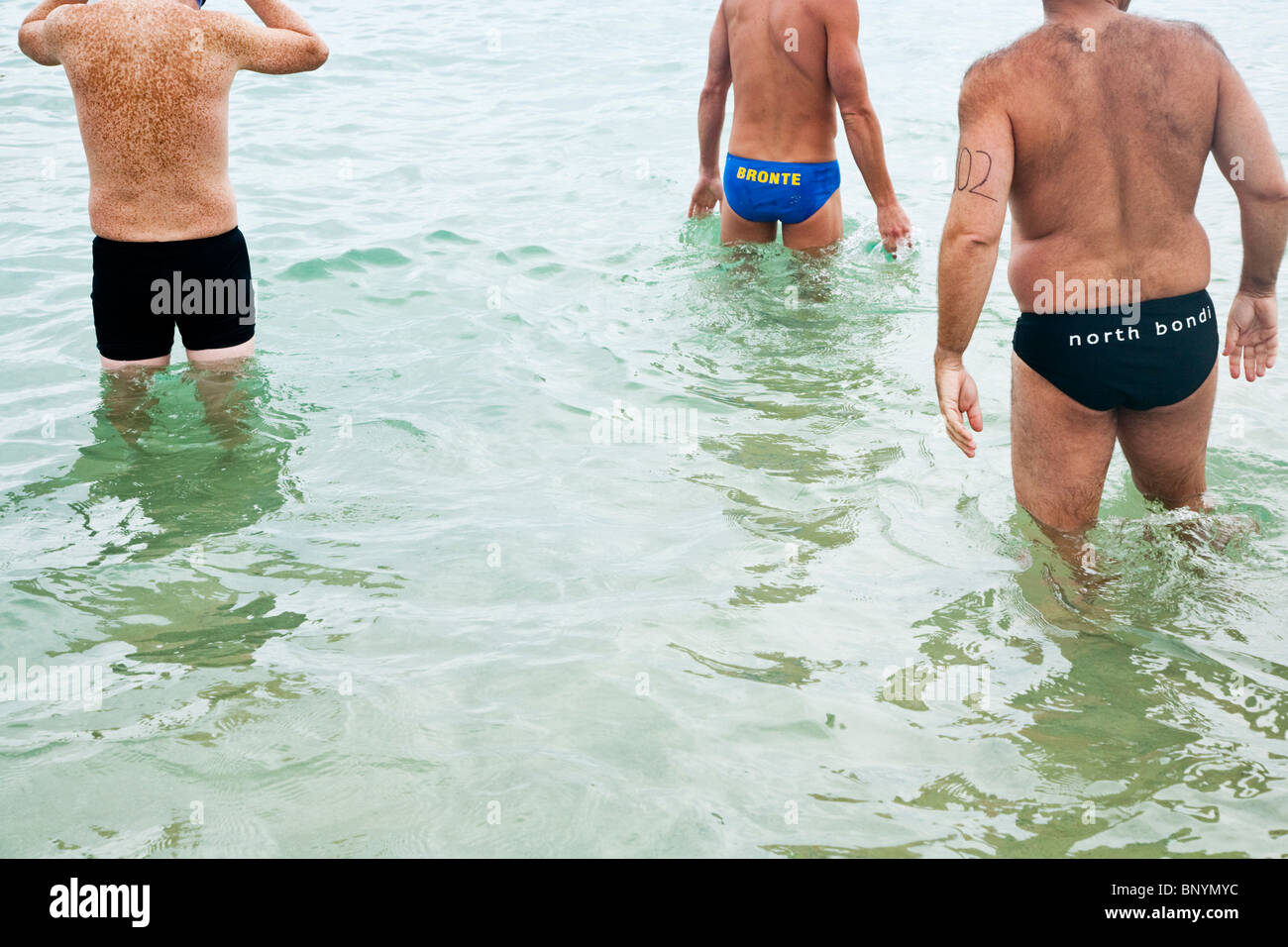 Männer in Speedos am Bondi Beach, Sydney, New South Wales, Australien Stockfoto