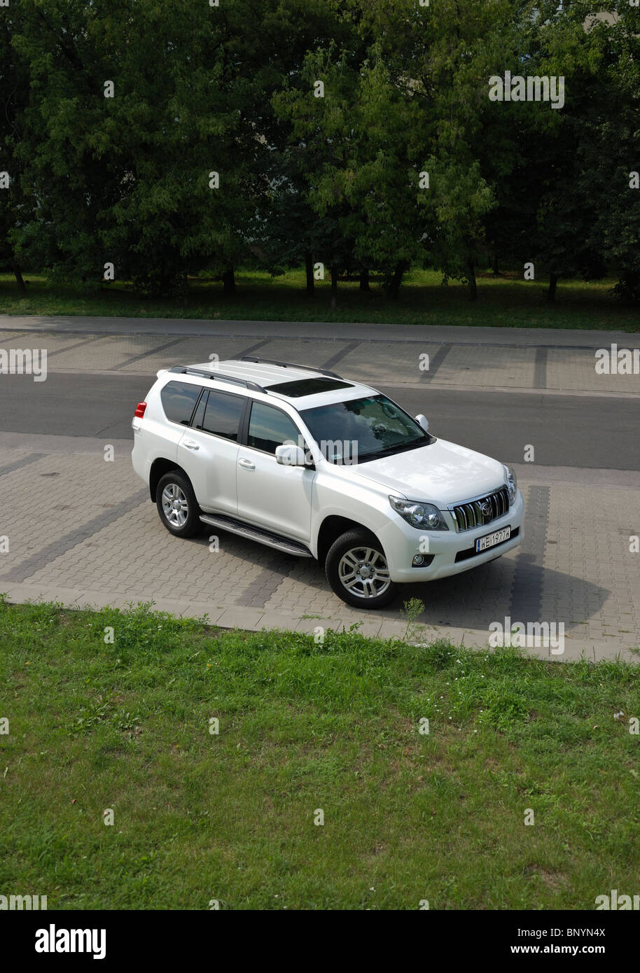 Toyota LandCruiser 3,0 D - 4D 4 x 4 - meine 2002 (2010 FL) - weiß - japanische beliebten großen SUV - auf Parkplatz (Parkplatz) Stockfoto