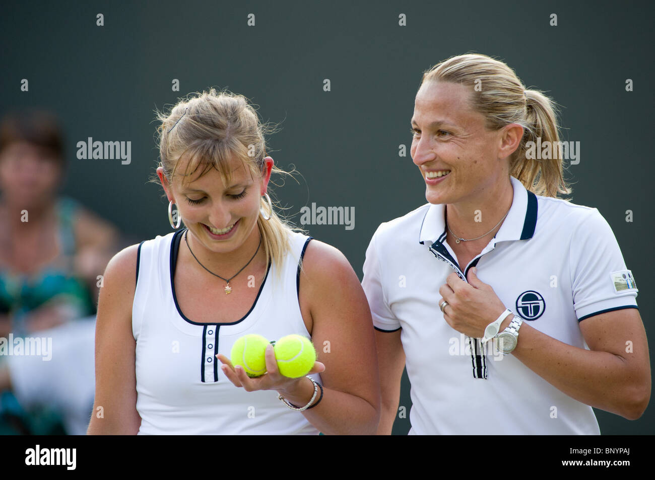 25. Juni 2010: Serena Williams & Venus Williams V Timea Bacsinszky (SUI) & Jelena Garbin (ITA) Nr. 2 Court.  Wimbledon tennis Stockfoto