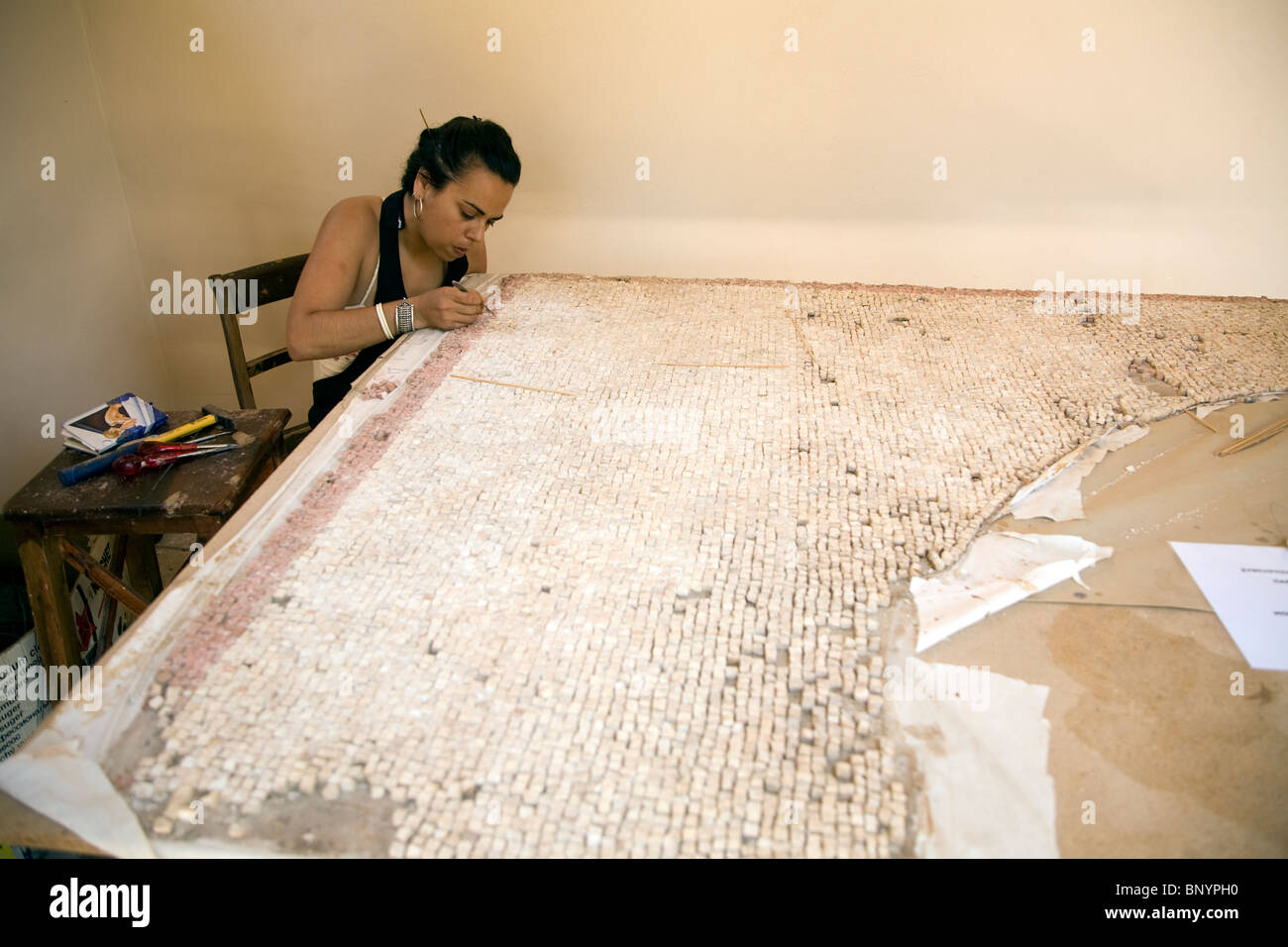 Frau Kurator Reparatur Mosaik, Archäologisches Museum Rhodos, Griechenland Stockfoto