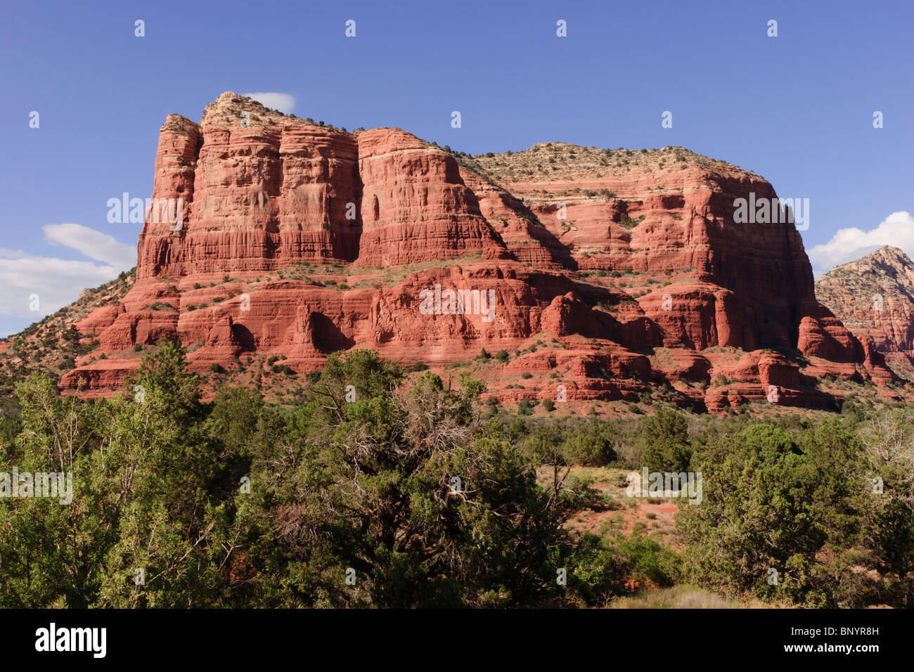 Sedona, Arizona - Gerichtsgebäude Butte Blick. Von landschaftlich reizvolle Fahrt Trail Access-point Parkplatz und Aussichtspunkt, um südlich von Felsen. Stockfoto