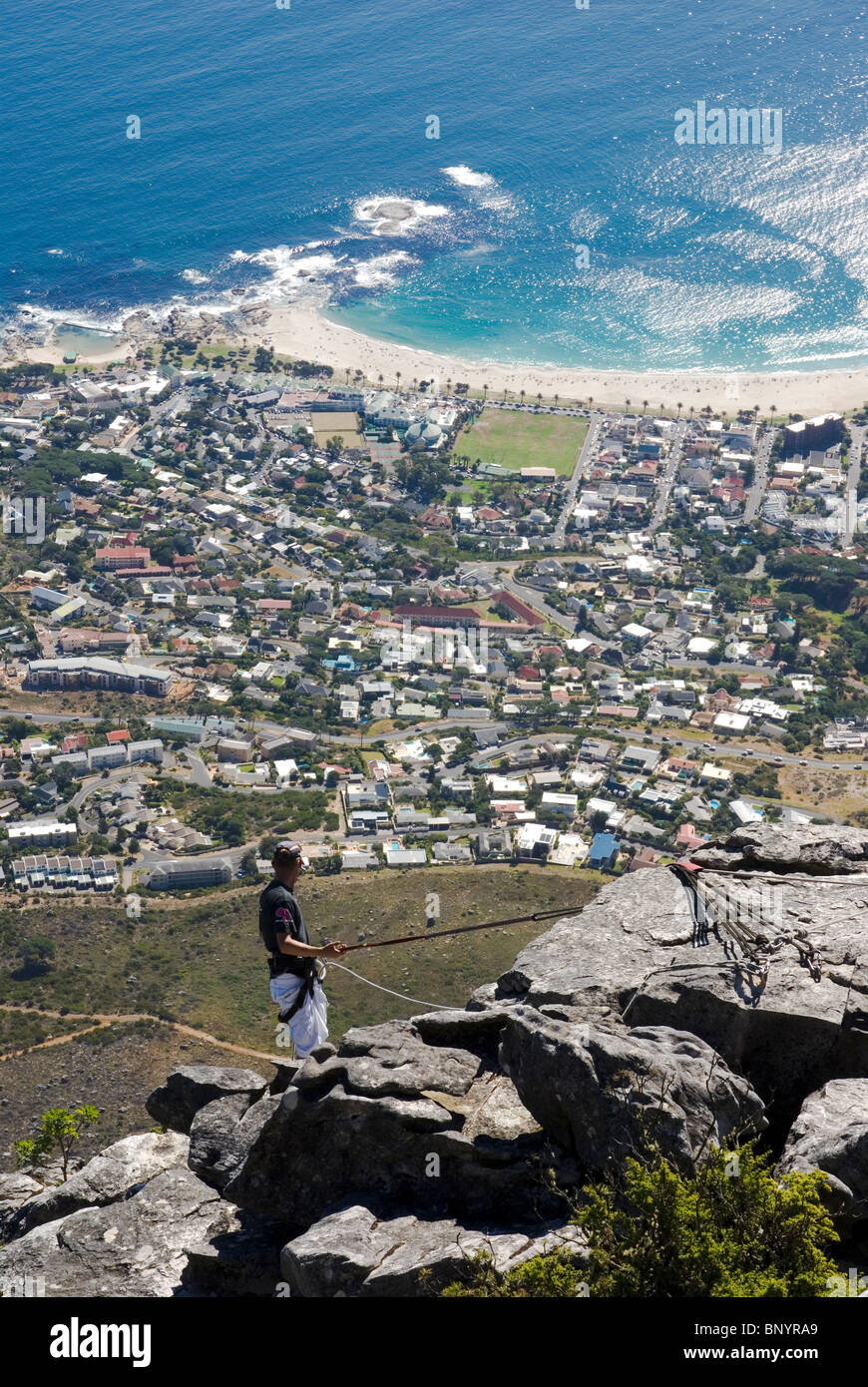 Mann Abseilen vom Tafelberg, Kapstadt, Südafrika. Stockfoto