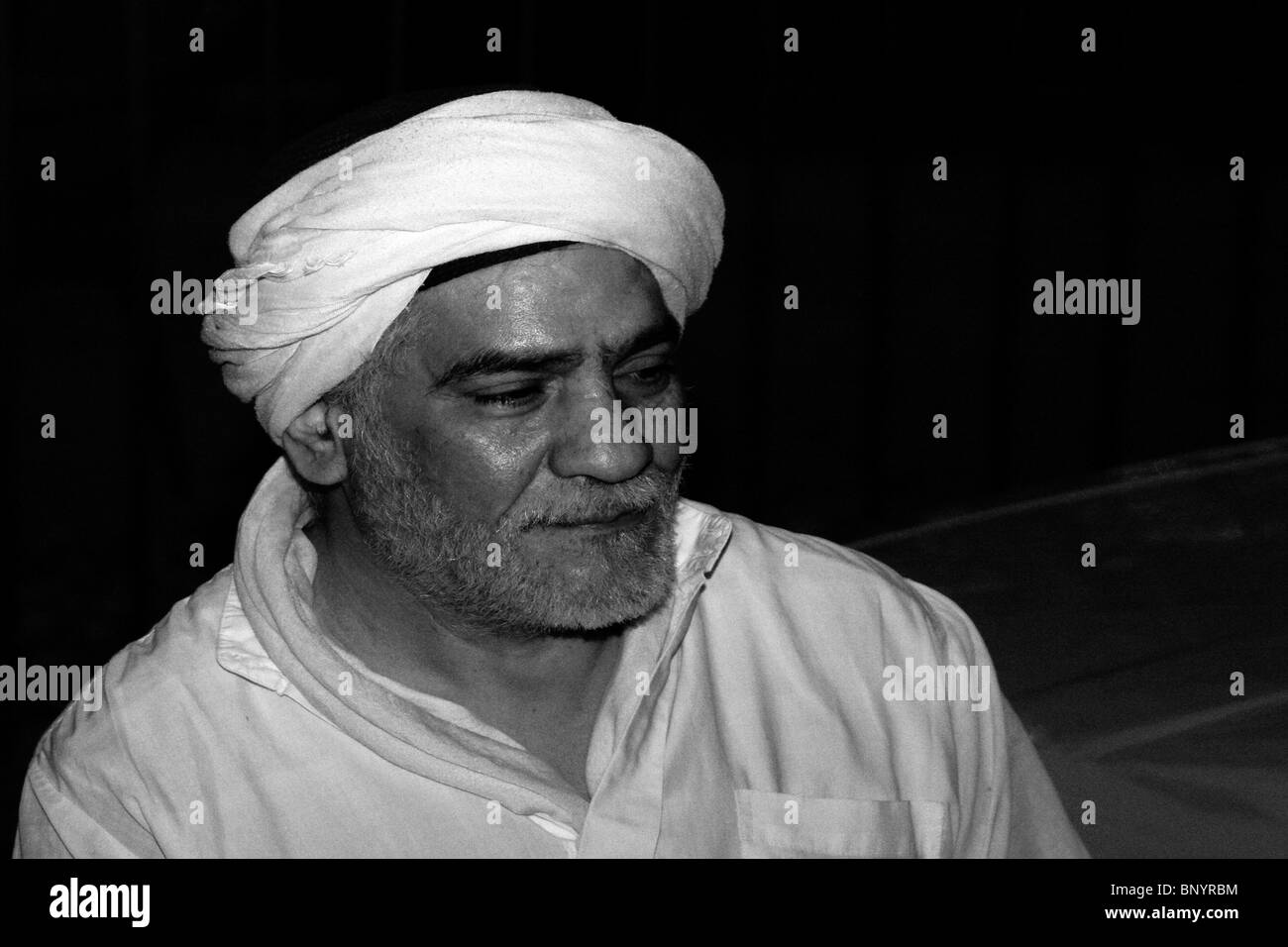 Mann mit rotem Turban im Khan El Khalili in Kairo, Ägypten Stockfoto