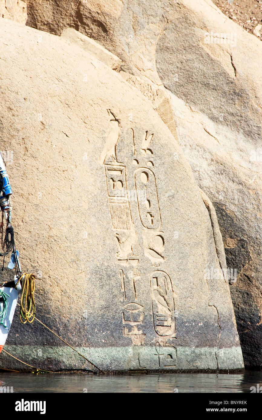 Heiroglyphics auf einem Felsen auf Elephant Island, Assuan, Ägypten Stockfoto