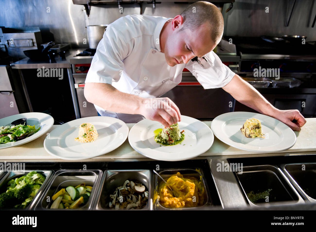 Küchenchef im Restaurantküche Gourmet-Gerichte zubereiten Stockfoto