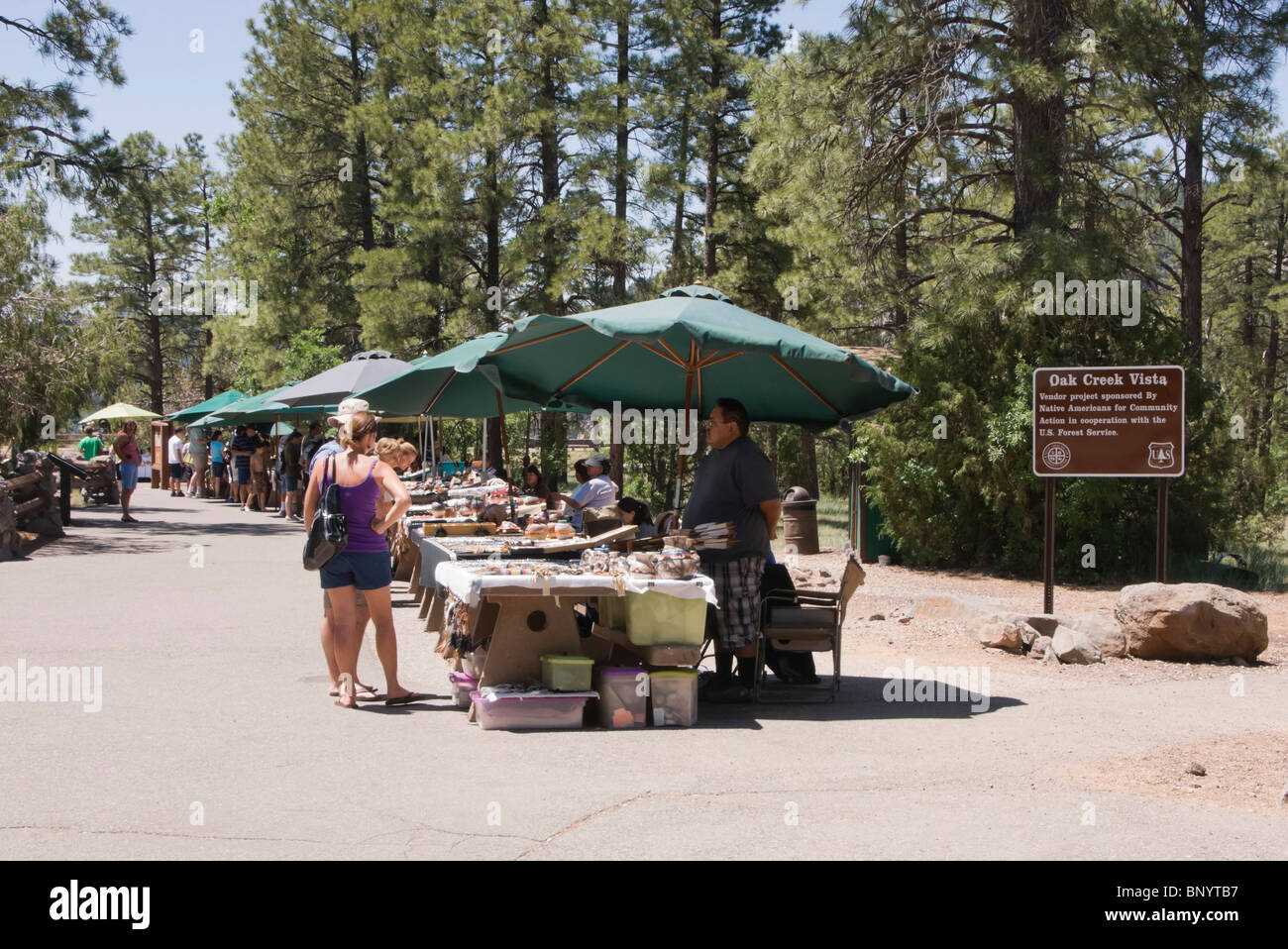 Sedona, Arizona - Oak Creek Vista auf Highway 89A von Flagstaff nach Sedona. Indischen Markt mit Navajo-Schmuck. Stockfoto