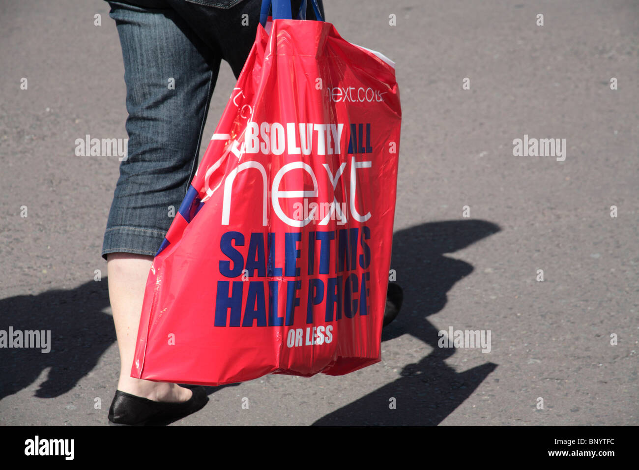 Frau mit einer nächsten Verkauf Tasche Shopping Stockfoto