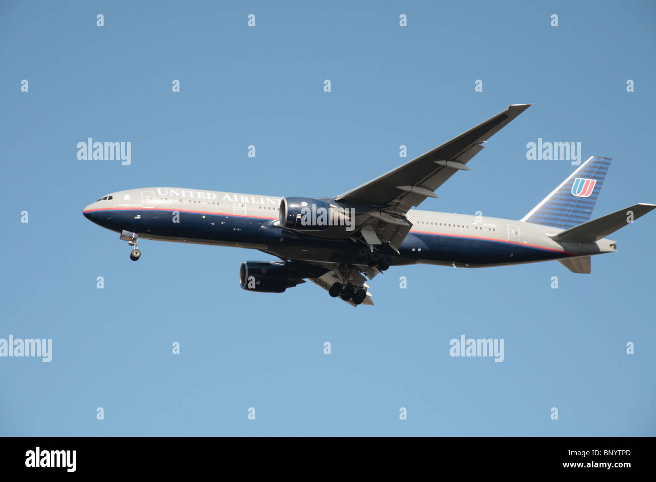 United Airlines Boeing 777-222/ER im Endanflug zum Flughafen Heathrow Stockfoto