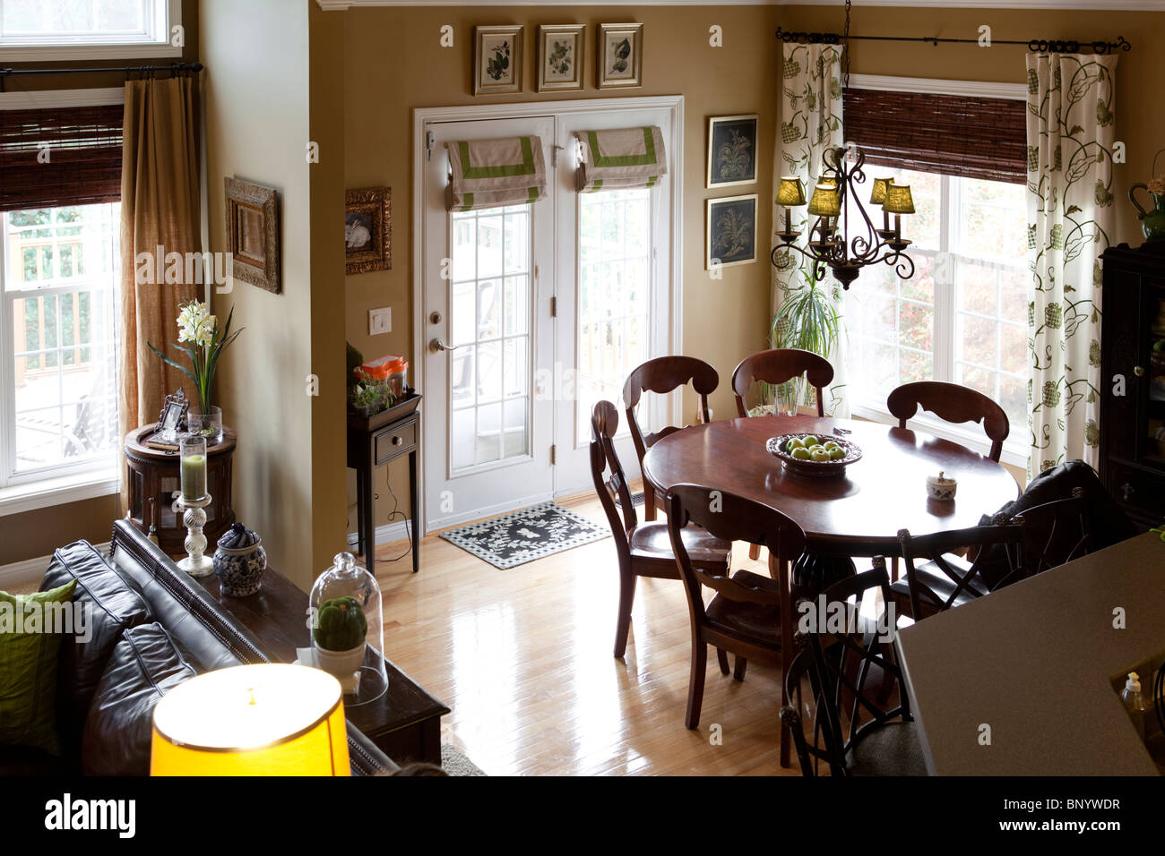 Familienzimmer mit Runde aus Holz in der Lage und Stühle. Amerikanische Küche Stockfoto
