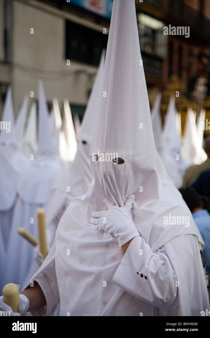 Gläubigen in weißen Gewändern bei einer Prozession am Palmsonntag, Sevilla, Spanien Stockfoto