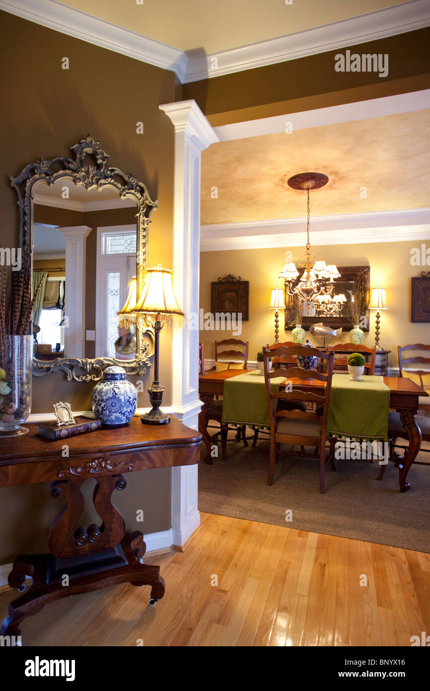 Hauptfoyer mit offenem Zugang zum Esszimmer in amerikanischen Luxus-Landhaus Stockfoto
