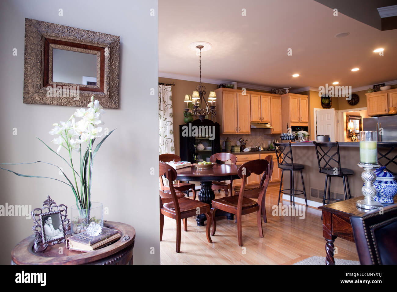 Amerikanischer Küche mit Speisesaal im Anhang und Freiflächen in Richtung Wohnzimmer Stockfoto