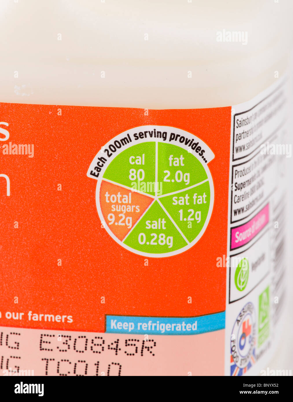"Ampel" Etikett auf einem Karton von Sainsburys fettarme Milch Stockfoto