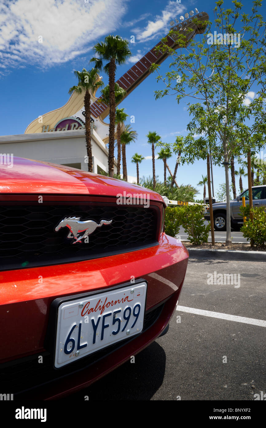 Las Vegas USA - roten Ford Mustang-Auto im Parkplatz des Hard Rock Hotel. Stockfoto