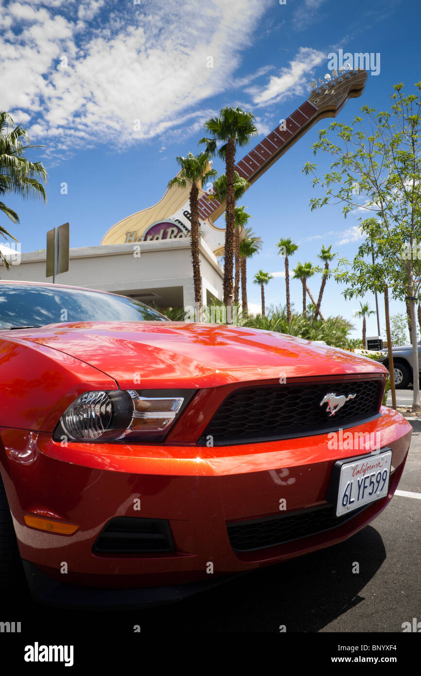 Las Vegas USA - roten Ford Mustang-Auto im Parkplatz des Hard Rock Hotel. Stockfoto