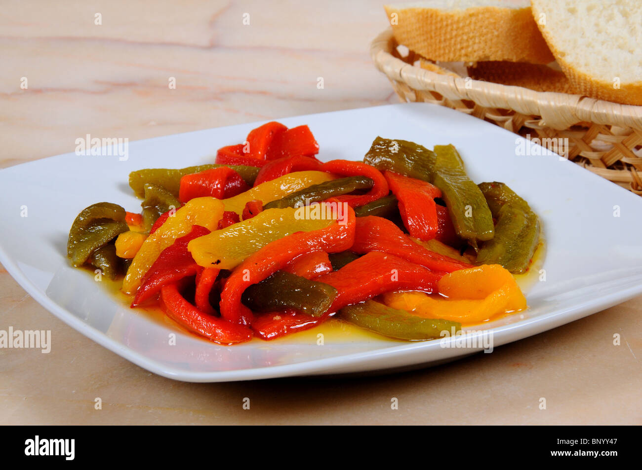 Tapas, gemischte Paprika in Olivenöl, Spanien, Westeuropa. Stockfoto