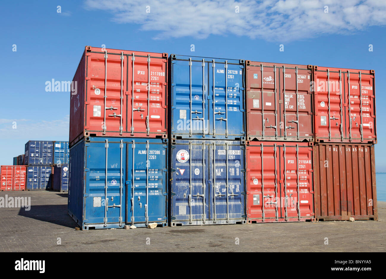 Rot, Blau und Braun Metall Container im Hafen von Tulear aka Toliara, fka Tulear, Atsimo Andrefana, süd-westlichen Madagaskar Stockfoto