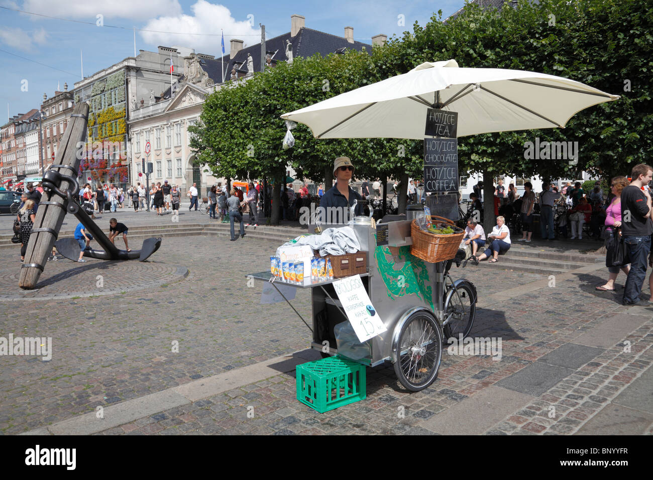 Eine Fair-Trade und Bio-Kaffee und Kakao mit dem Fahrrad Stand in Nyhavn vor der Memorial-Anker. Kopenhagen, Dänemark. Stockfoto