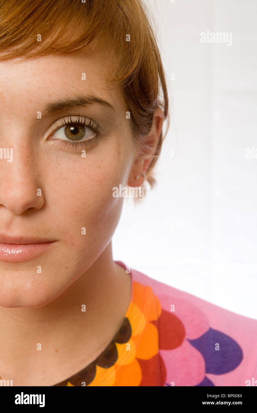 Studio-Porträt der kaukasischen Frauen Mitte der zwanziger Jahre Stockfoto