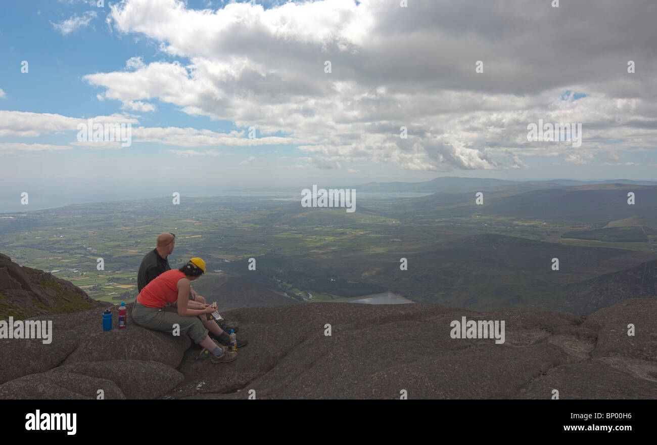 Wanderer genießen Aussicht vom Slieve Binian, Mourne Mountains, County Down, Nordirland, Vereinigtes Königreich Stockfoto