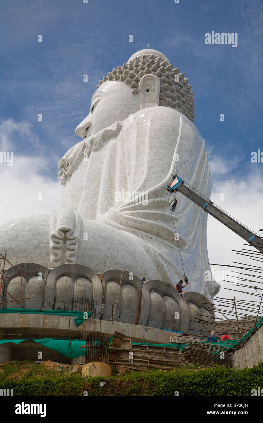 Phuket Big Buddha (Phra Puttamingmongkol Akenakkiri Buddha) zwischen Chalong und Kata, Phuket, Thailand Stockfoto