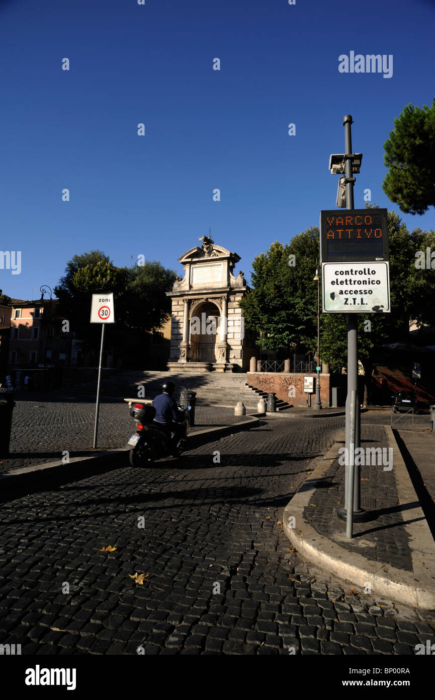 Italien, Rom, Trastevere, Piazza Trilussa, ztl, eingeschränkter Zugang, Roller durch die elektronische Steuerung Stockfoto
