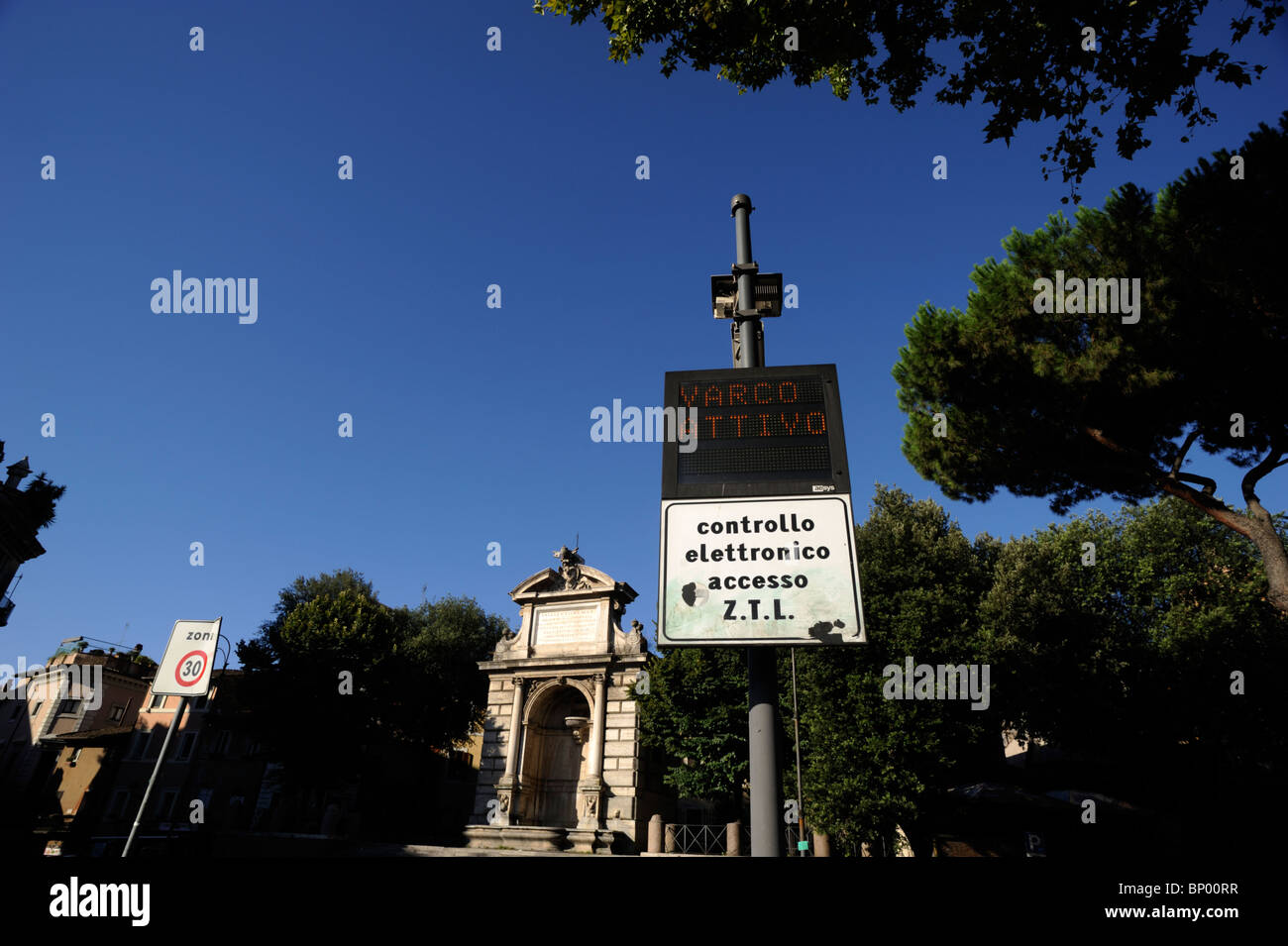 Italien, Rom, Trastevere, Piazza Trilussa, ztl, Zone mit eingeschränktem Zugang, elektronisches Kontrollschild Stockfoto