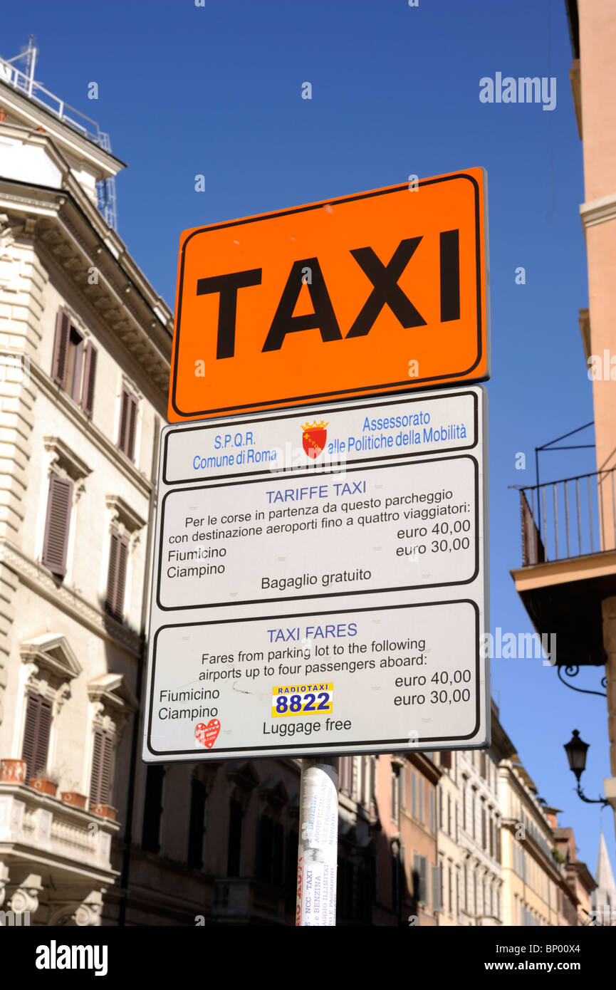 Italien, Rom, Taxistand-Schild mit Fahrpreisen zu den Flughäfen Stockfoto