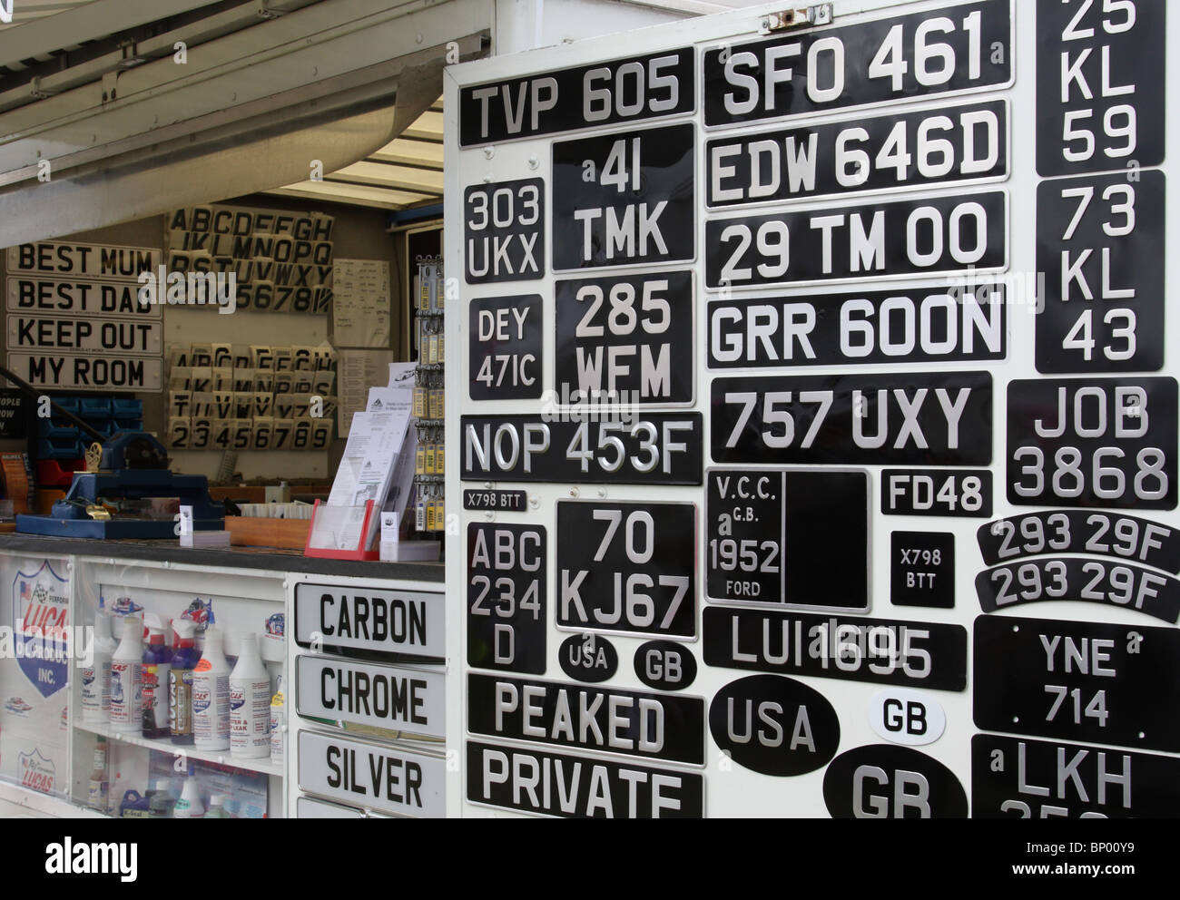 Ein Geschäft, Lieferung von Kfz-Kennzeichen U.K. Stockfoto