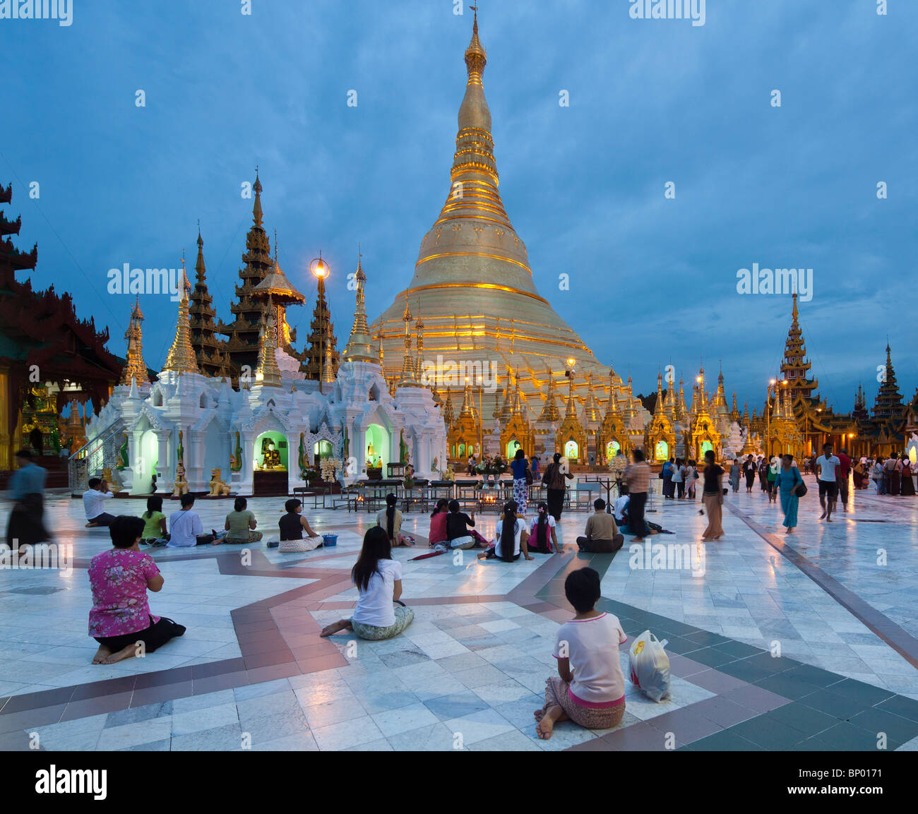 Ansicht der Shwedagon-Pagode in der Abenddämmerung mit Pilgern, Yangon, Myanmar Stockfoto