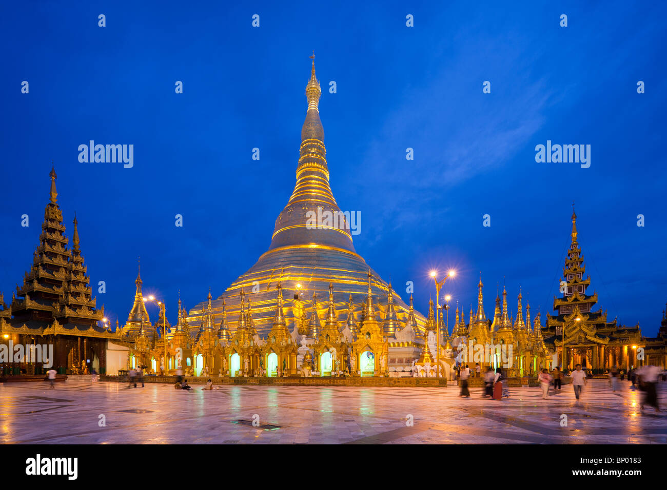 Ansicht der Shwedagon-Pagode in der Abenddämmerung, Yangon, Myanmar Stockfoto