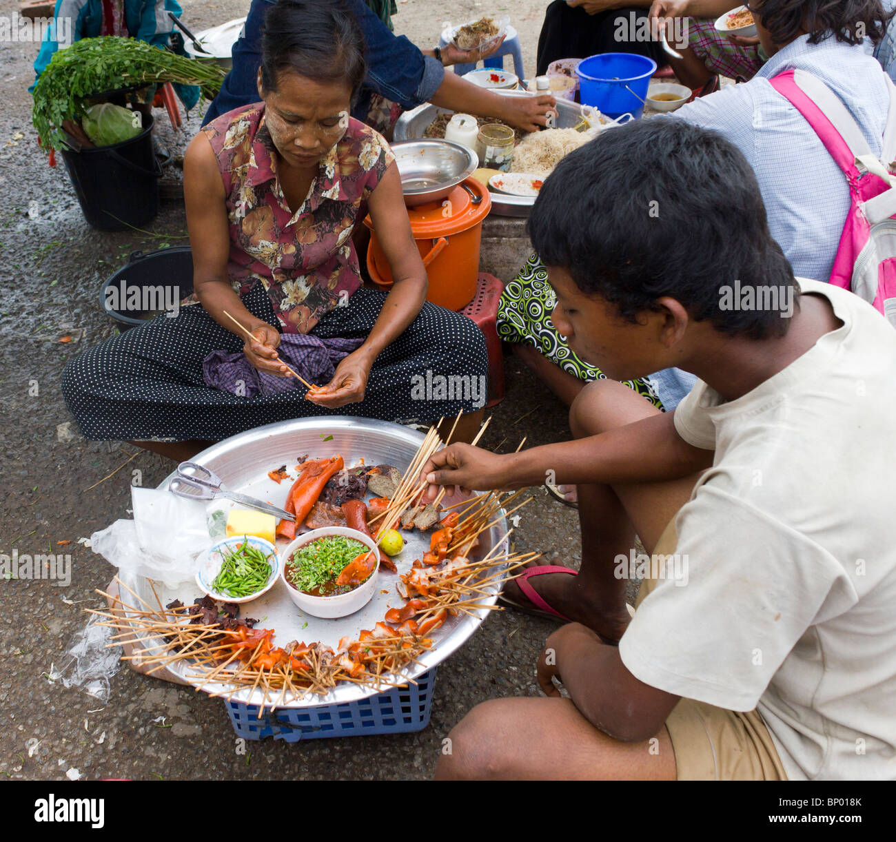 manuelle Arbeiter beim Mittagessen am Stand, Docks in Yangon, Myanmar Stockfoto