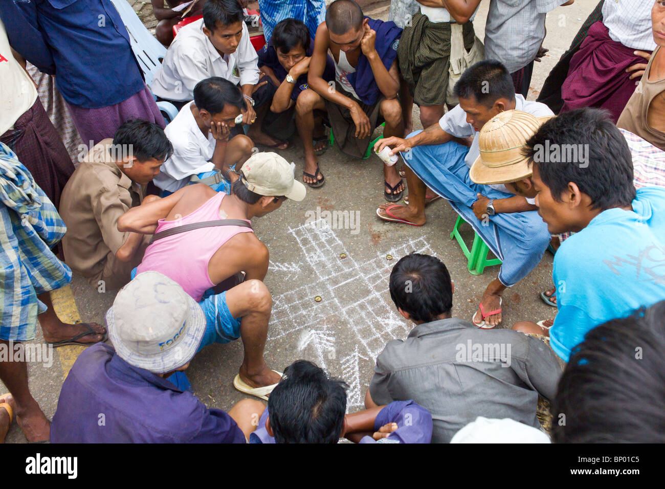 Arbeiter, die spielen, Glücksspiel, Docks in Yangon, Myanmar Stockfoto