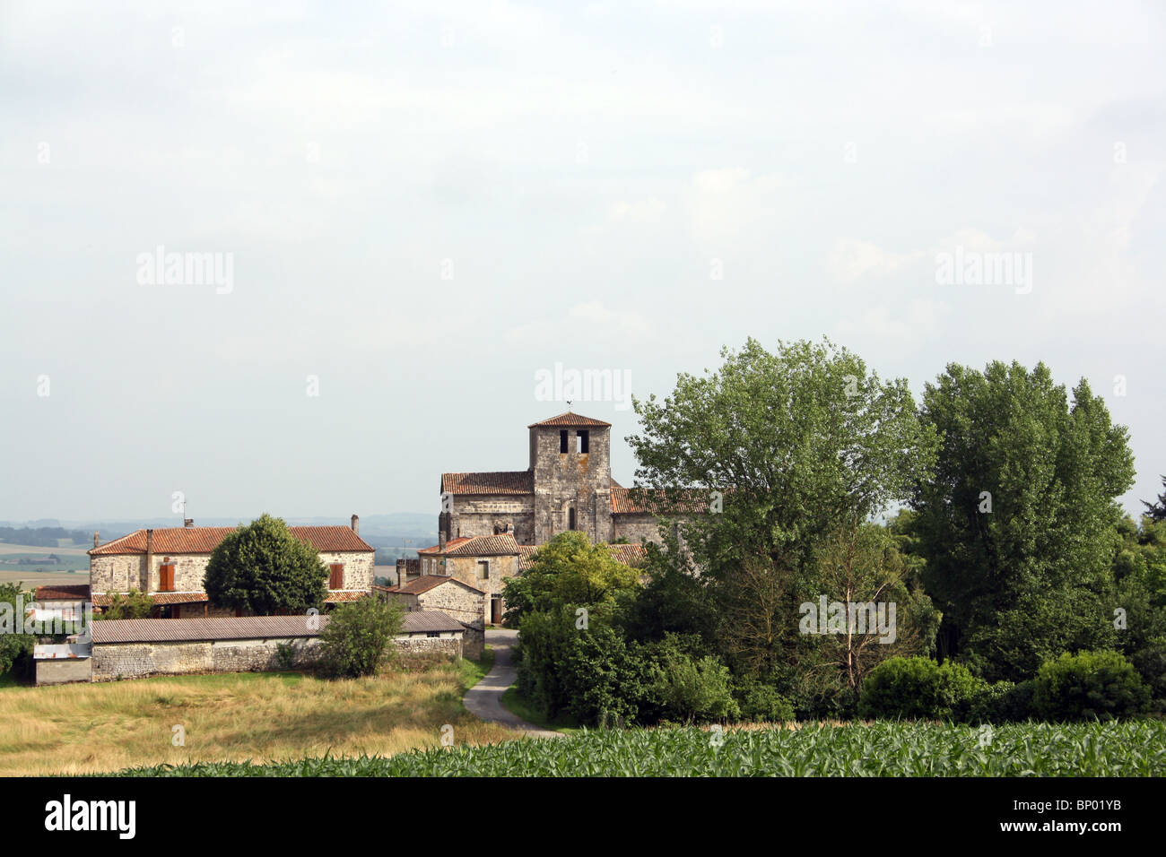 Dorf und Kirche von Magnac Lavalette, Charente, Frankreich. Stockfoto