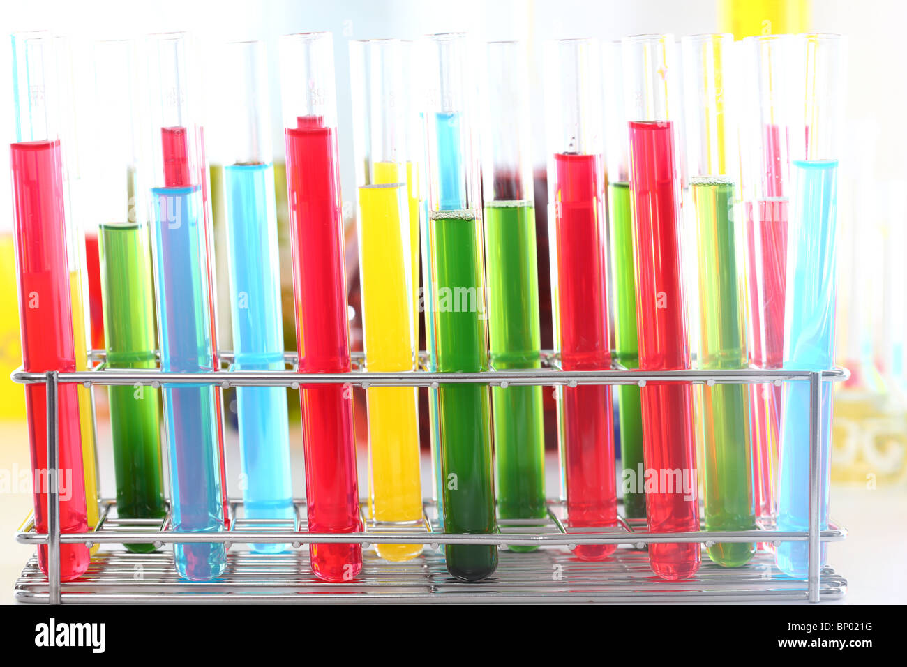 Verschiedene Chemikalien in den Reagenzgläsern, Glasbehälter, in einem Labor. Stockfoto