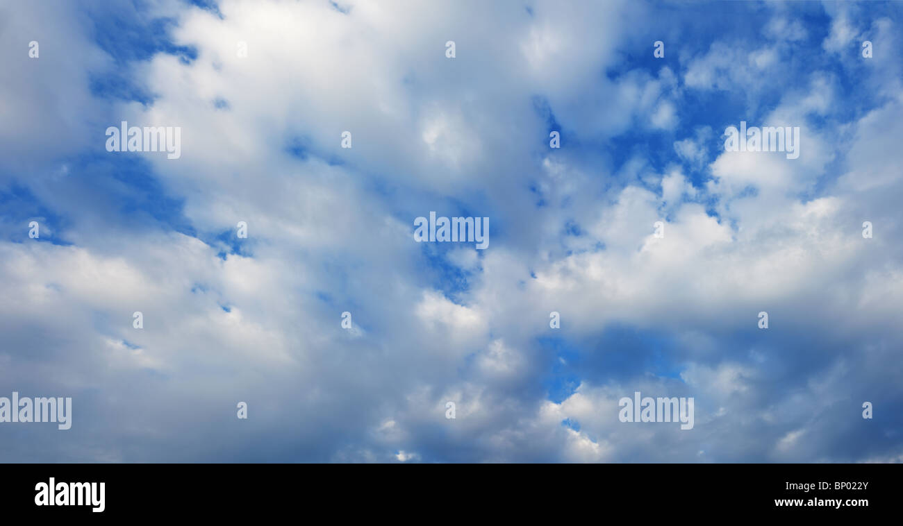 Weißen Cumulus-Wolken in den blauen Sommerhimmel Stockfoto