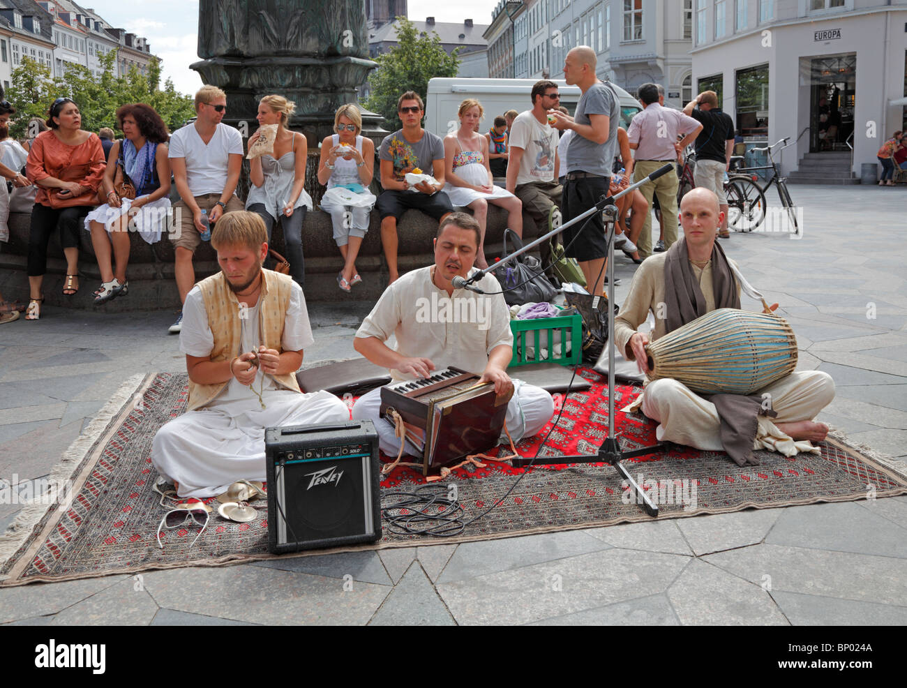 Hare-Krishna-Gruppe ist singen und spielen am Amagertorv auf der Fußgängerzone Strøget an einem belebten Samstag Nachmittag Stockfoto