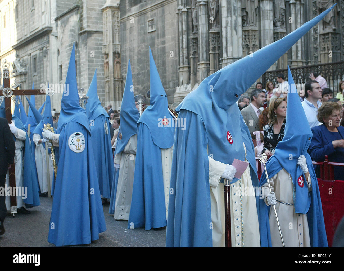 Blau mit Kapuze Mitglieder einer Bruderschaft während der Prozessionen der Semana Santa in Sevilla, Spanien am 6. April 2004. Stockfoto