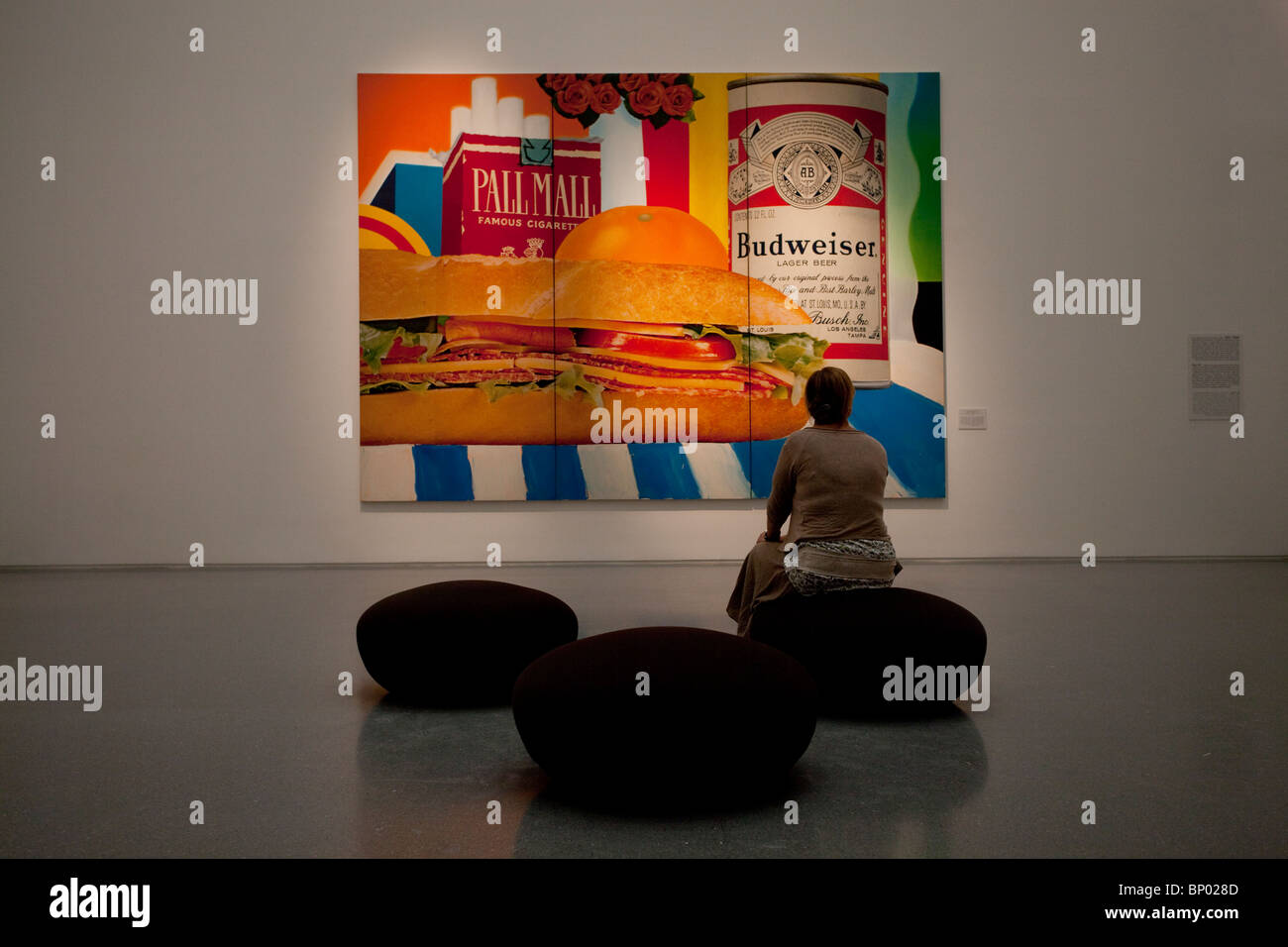 Ein Besucher schaut sich ein pop Kunstwerk namens Still Life Nr. 33, die von den amerikanischen Künstler Tom Wesselmann im Fine Arts wing im Israel Museum in Jerusalem Israel angezeigt Stockfoto