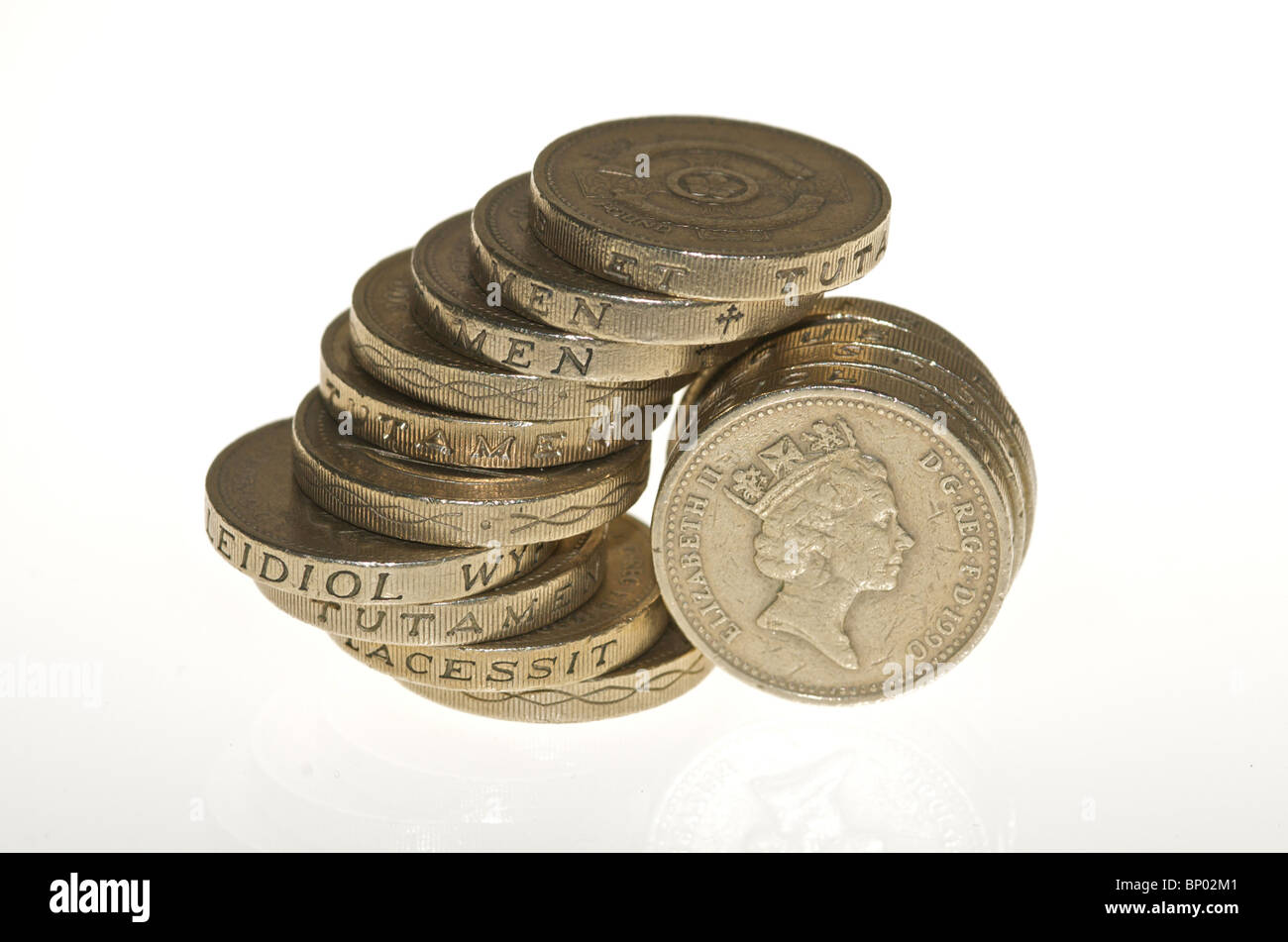 Einen Haufen oder Stapel von 1 Pfund-Münzen Stockfoto